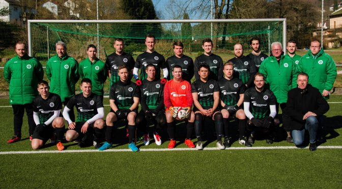 1. Mannschaft und Trainerstab mit neuen Trikots, Trainingsanzügen und Jacken ausgestattet!